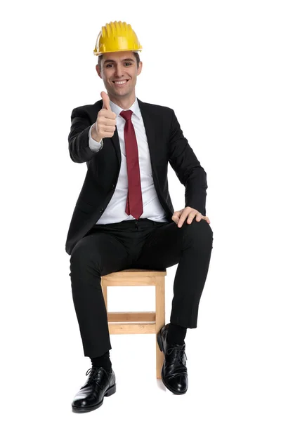 Positive businessman lgiving a thumbs up — Stock Photo, Image