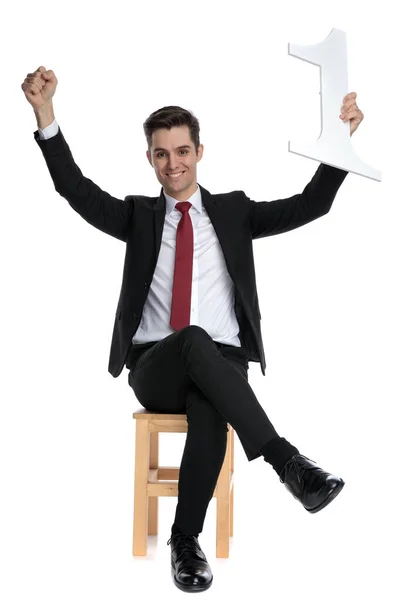 Pozytywny biznesmen świętuje z numerem jeden nad swoim hea — Zdjęcie stockowe
