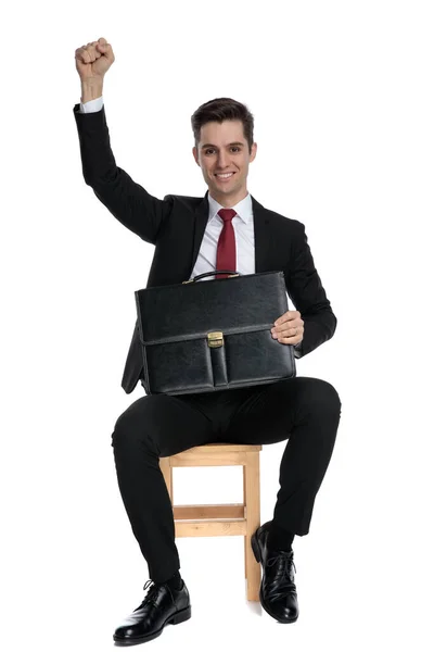 Elegante empresário celebrando e segurando sua pasta — Fotografia de Stock