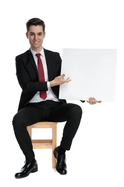 Homem de negócios Moodern apresentando um cartaz em branco — Fotografia de Stock