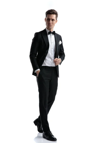 Elegáns divatférfi szmokingban és oldalra néz — Stock Fotó