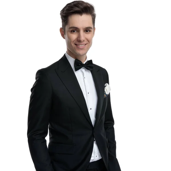 Ung elegant man klädd smoking och leende — Stockfoto