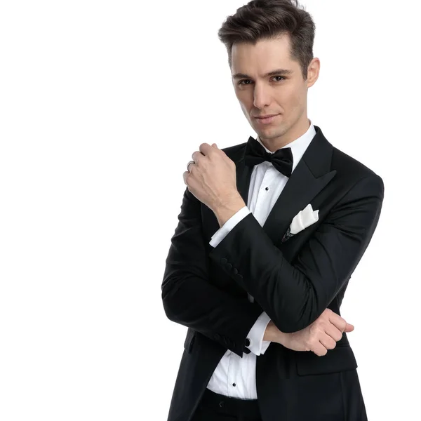 Ung elegant man bär smoking och tänkande — Stockfoto