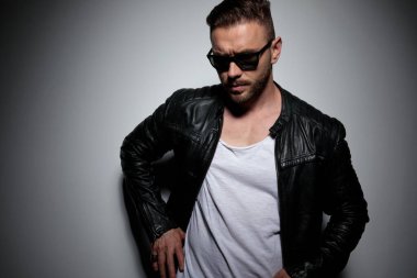 Düşünceli model dikilirken başka tarafa bakıyor.