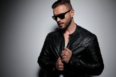 Yakışıklı model sürpriz yapmak üzere.