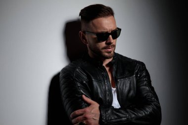 Odaklanmış model, kollarını kavuşturup başka tarafa bakıyor. 