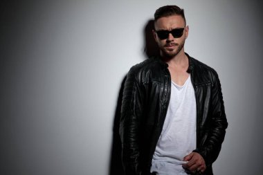 Çekici model ileriye bakıyor ve gömleğini düzeltiyor.