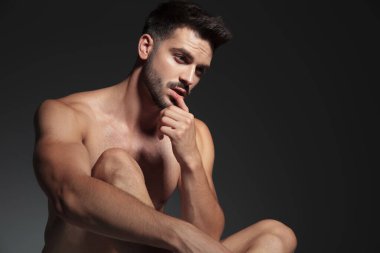 Yanlara ve dudaklara bakan genç, çıplak manken.