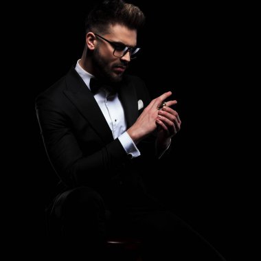 Gözlüklü yakışıklı işadamı oturuyor ve R 'sini tamir ediyor.