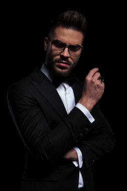 Elleri çapraz duran ve başka tarafa bakan iş adamı.