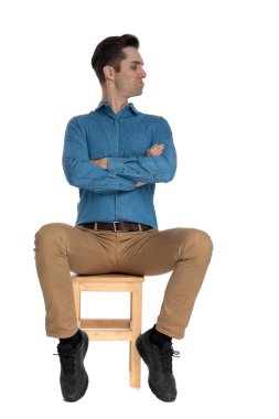 Meraklı genç adam omuz omuza bakıyor