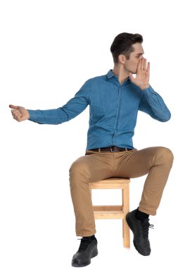 akıllı sıradan bir adam yan tarafa fısıldıyor ve parmağıyla işaret ediyor