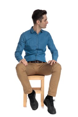 Akıllı, sıradan bir adam. Tarafını arıyor ve dinliyor.