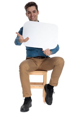 Akıllı sıradan adam konuşma balonu tutuyor ve gülümsüyor.