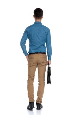 Bavulu tutan zeki sıradan adamın arka plan görüntüsü