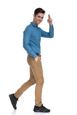 Gülümseyen ve askeri selam veren zeki bir adamın yan görünüşü