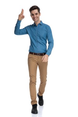 Mutlu manken gülümsemesi ve askeri selamlama