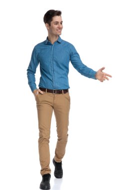 Yürüyen ve sunan mutlu genç adam