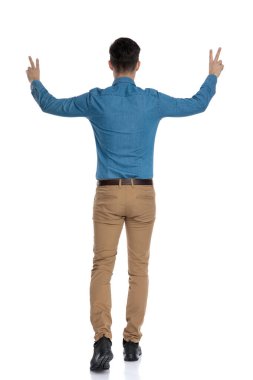 Barış işareti yapan zeki sıradan bir adamın arka plan görüntüsü