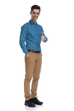 Akıllı sıradan adam başparmak işareti yapıyor ve gülümsüyor.