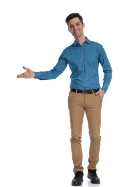 Mutlu genç adam gülümsüyor ve sunuyor