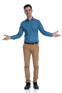 Mavi gömlekli akıllı sıradan adam gülümsüyor ve selamlıyor.