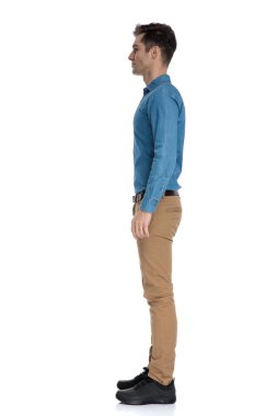 Sırada bekleyen zeki sıradan bir adamın yan görüntüsü