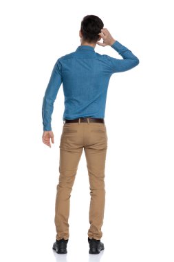 Kafasını kaşıyan ve düşünen genç bir adamın arka planı.