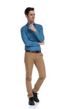 # Mutlu, akıllı, sıradan bir adam yan bakıp yürüyor #