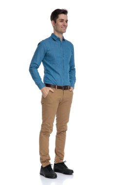 Mutlu akıllı gündelik model el ele tutuşuyor.