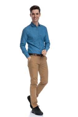 Zeki, sıradan bir adam, el ele tutuşup gülümsüyor.