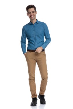 Yürüyen ve gülümseyen genç, zeki, sıradan bir adam.