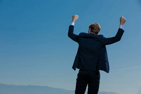 Vista trasera de un hombre de negocios positivo celebrando — Foto de Stock