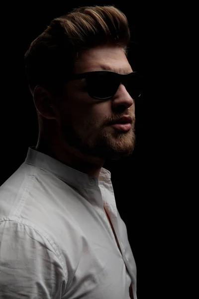 Hombre casual guapo con gafas de sol y mirando hacia el futuro —  Fotos de Stock