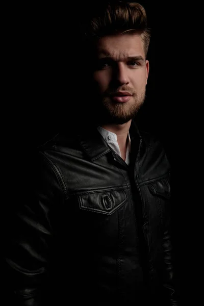 Casual man wearing leather jacket standing with firm attitude — Stock Photo, Image