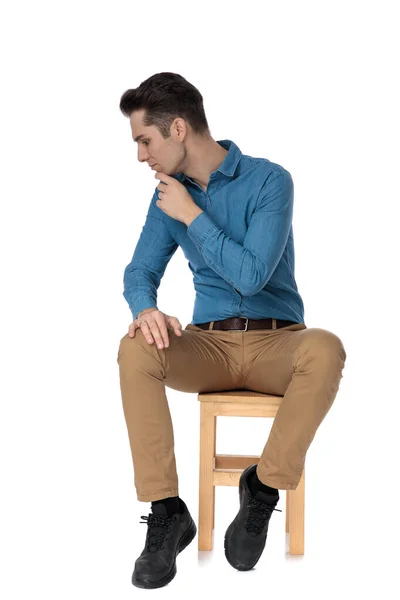 Slimme casual man aanraken kin en denken — Stockfoto