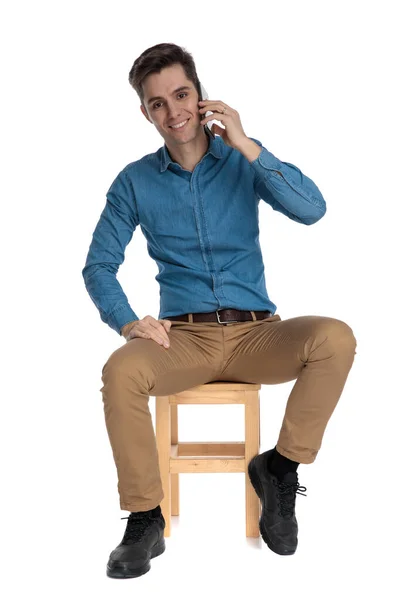 Homem casual inteligente sorrindo e falando ao telefone — Fotografia de Stock