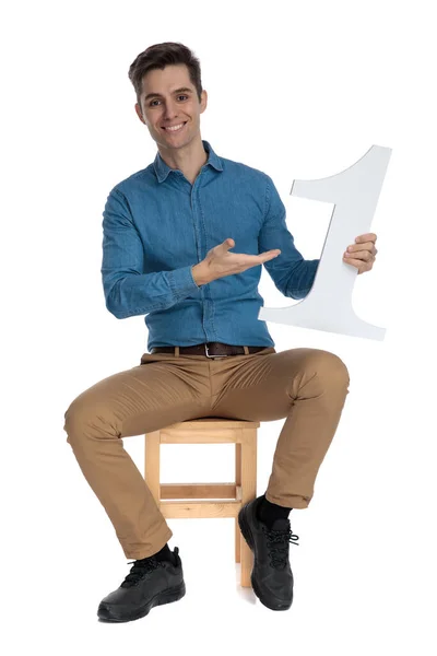 Smart casual άνθρωπος χαμογελώντας και παρουσιάζοντας νούμερο ένα σημάδι — Φωτογραφία Αρχείου