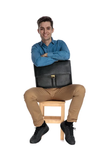 Έξυπνος περιστασιακός τύπος κρατώντας βαλίτσα και χαμογελώντας — Φωτογραφία Αρχείου