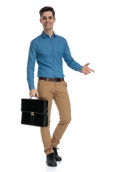 Ευτυχισμένος νεαρός άνδρας χαμογελάει και κρατάει τη βαλίτσα — Φωτογραφία Αρχείου