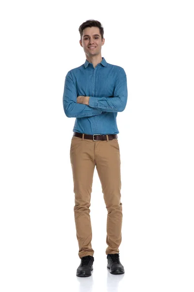 Slimme casual man met een blauw shirt en een glimlach — Stockfoto