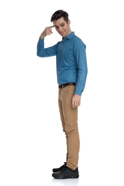 Sidovy av smart casual man pekar finger mot huvud — Stockfoto