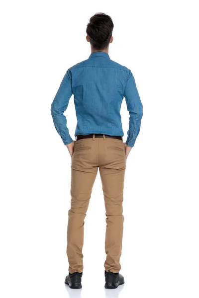 Вид сзади умного случайного человека в синей рубашке, смотрящего вверх — стоковое фото