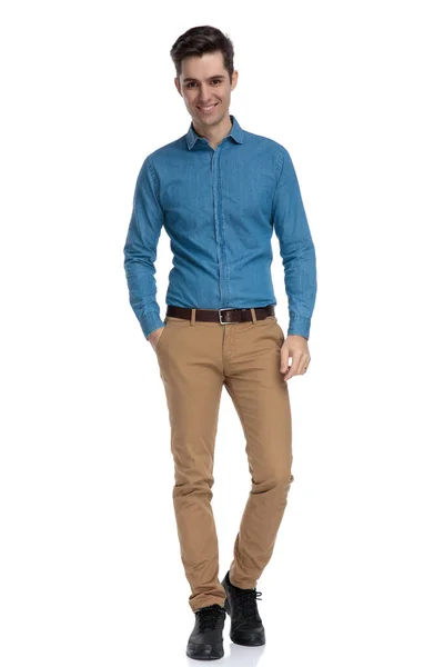 Heureux homme décontracté intelligent portant chemise bleue et marche — Photo