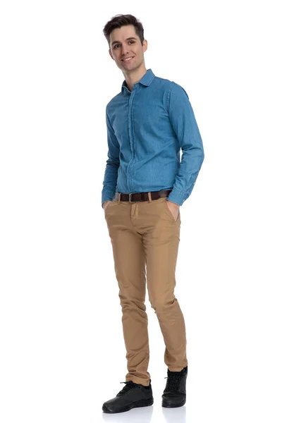 Feliz joven con camisa azul mirando hacia arriba y sonriendo — Foto de Stock