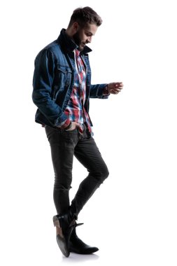 Ekose gömlekli havalı adam poz veriyor.