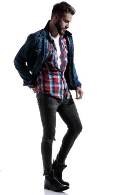 Ekose gömlekli seksi manken moda pozunda duruyor.