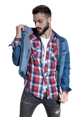 Ekose gömlekli, kot ceketli dramatik moda adamı.