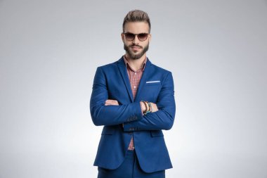 Mavi elbiseli seksi manken kollarını kavuşturuyor.