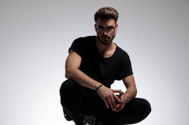 Seksi, zeki, sıradan adam parmaklarına dokunuyor ve poz veriyor.